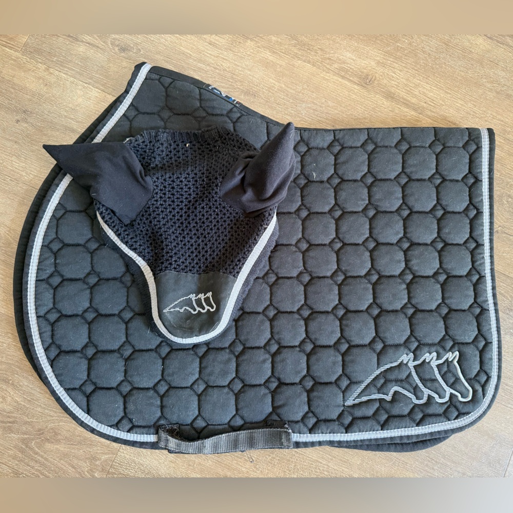 Black and grey matching equiline jump pad and bonnet set